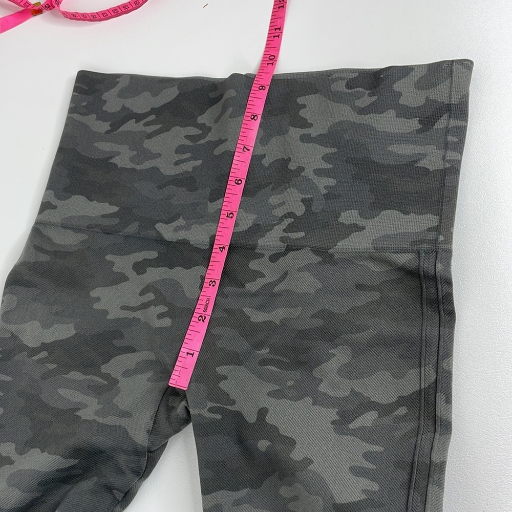 Spanx Look at Me Now Seamless Camo Cropped Leggings (M) - Picture 9 of 11
